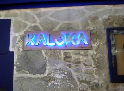 Cartel en fachada lateral de Kaloka en Castro-Urdiales